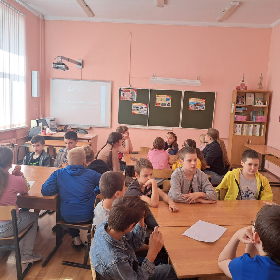 Поклонимся великим тем годам.